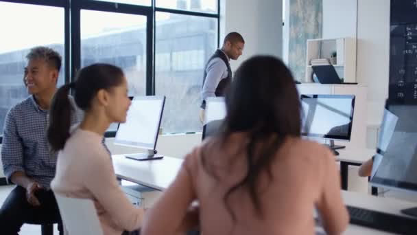 4K Étudiants travaillant sur des ordinateurs et bavardant dans un cours de mathématiques d'éducation des adultes 