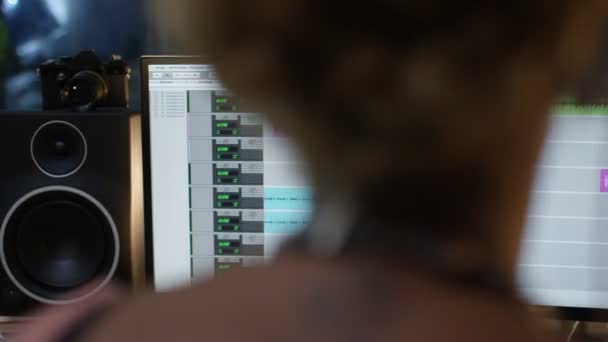 デスクでは コンピューターでの音楽の録音 スタジオで歌と協力アフリカの女性 — ストック動画
