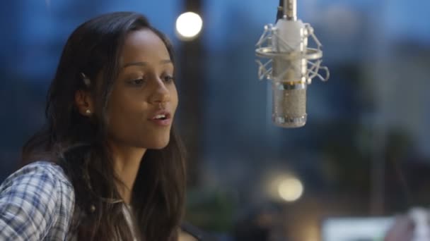 Cantante Mujer Presentando Nueva Canción Tocando Guitarra Acústica — Vídeos de Stock