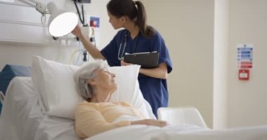 4 k bakım tıbbi işçiler onun başucu, Yaşlı Bayan konuşurken hastanede 