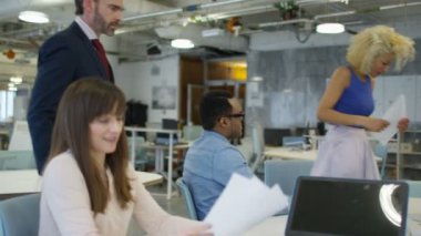 4 k rahat iş grup çalışma ve modern yaratıcı ofis fikirleri tartışmak