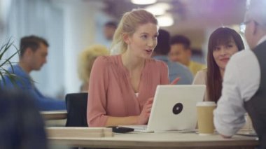 4 k rahat iş takım tartışırken fikirleri office toplantıda