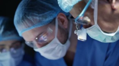4k cerrahlar bir hastanın operasyonu tiyatro işletim ekibi.