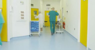 4 k zaman atlamalı hastane koridorunda etkinliğinde, meşgul sağlık ekibi iş başında