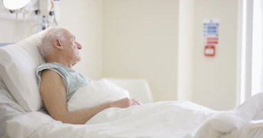 4 k bakım tıbbi çalışan yaşlı adama onun başucu konuşurken hastanede