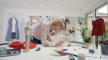 4 k moda tasarımcısı yaratıcı stüdyo masasında çalışan