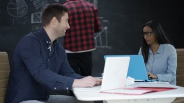 4 k genç profesyonel ekip birlikte çalışma başlangıç şirket içinde