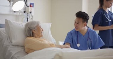 4 k bakım tıbbi işçiler onun başucu, Yaşlı Bayan konuşurken hastanede