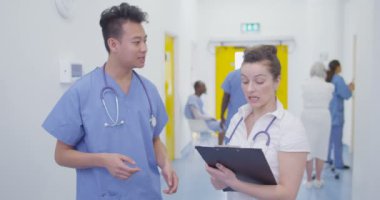 4 k neşeli arkadaşları modern hastanede yoğun koridorda sohbet