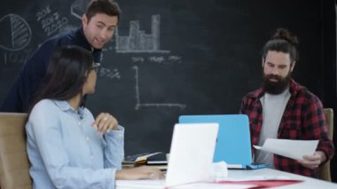 4 k başlangıç genç takımında şirket birlikte çalışma ve iş planı tartışıyor