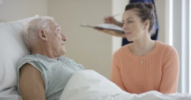 sohbet ve onun elini tutarak onun kızı tarafından 4 k yaşlı adam hastanede ziyaret