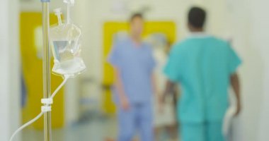 Hastane personel ve hastalar odak ön planda tuzlu damla üzerinde 4 k bulanık manzara