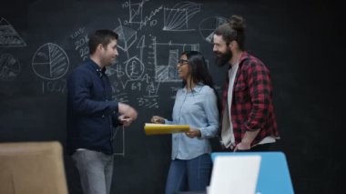 4 k genç profesyonel takımda başlangıç şirketi iş planı tartışıyor