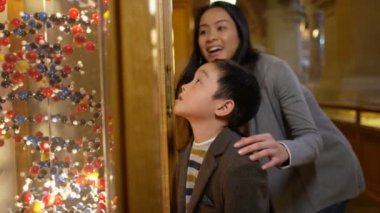 4k anne ve çocuğu Dna molekülleri kabine bakarak Bilim Müzesi