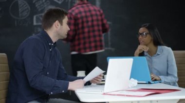 4 k genç profesyonel ekip birlikte çalışma başlangıç şirket içinde