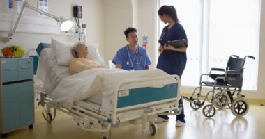 4 k bakım tıbbi işçiler onun başucu, Yaşlı Bayan konuşurken hastanede