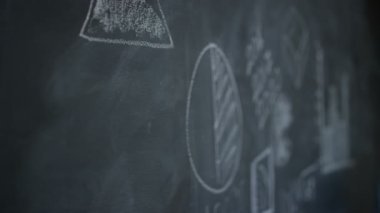 iş planı oluşturmak için 4 k genç profesyoneller yazı tahtası üzerinde çizim tartışma