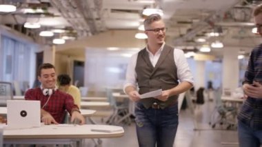 4k yetişkin işadamı meslektaşları modern yaratıcı Office belgeleri teslim orta