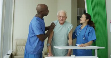 4 k bakım tıbbi işçi hastanede özel bir oda içinde yaşlı adam yardımcı