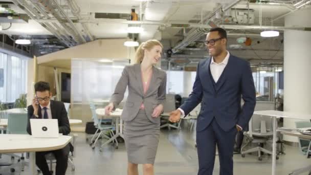 Smart Executive Business Manager Gehen Durch Modernes Büro — Stockvideo