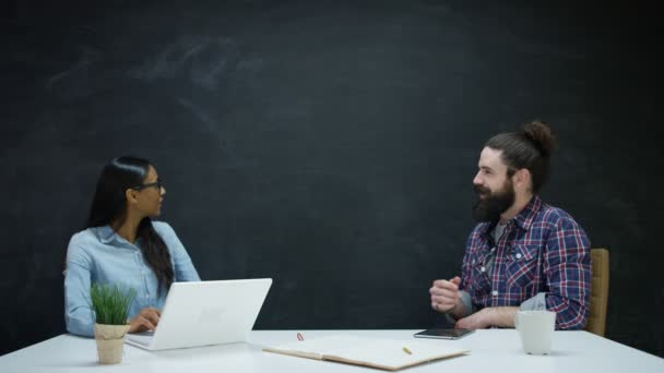 男と女作業 技術を使用して 黒板の背景を見て — ストック動画