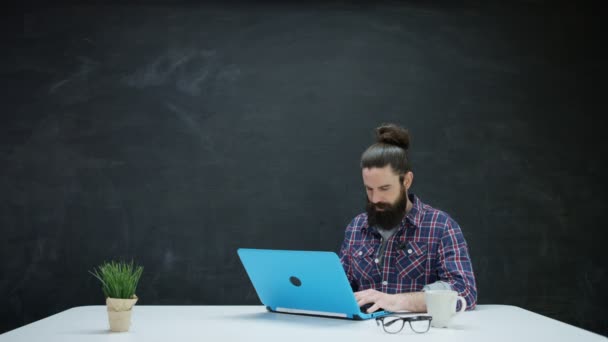Hipster Man Die Laptop Werkt Kijken Naar Schoolbord Achter Voor — Stockvideo