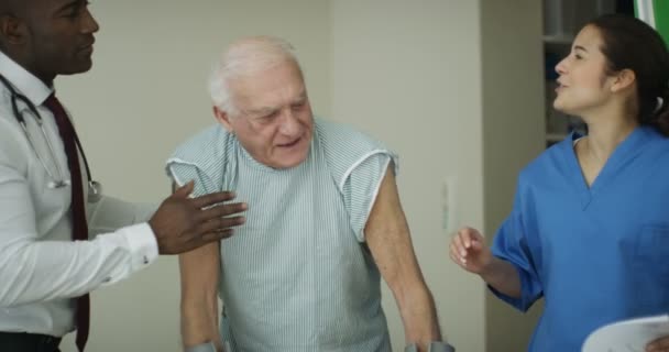 Caring Pracowników Medycznych Szpitalu Wspieranie Starszego Mężczyzny Kulach — Wideo stockowe