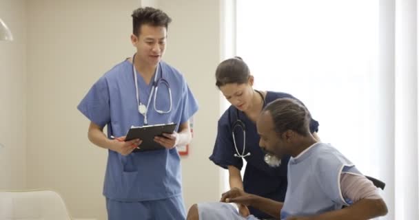 Medical Workers Hospital Assisting Elderly Man Helping Him Bed — Stock Video