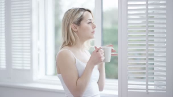 Donna Godendo Una Tazza Caffè Casa Guardando Fuori Dalla Finestra — Video Stock