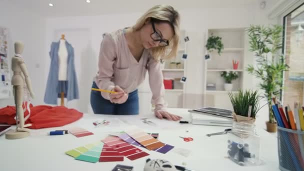 Diseñadora Moda Trabajando Escritorio Estudio Creativo — Vídeo de stock