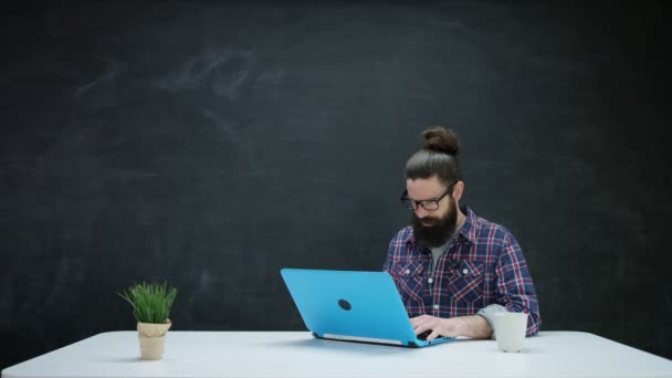人在笔记本电脑上工作 并寻找灵感的黑板背景 — 图库视频影像