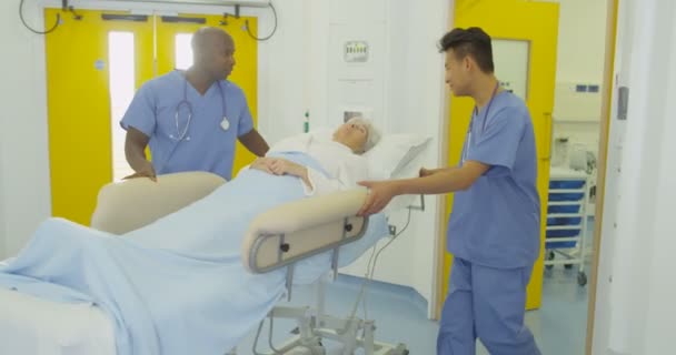 Operatori Medici Amichevoli Che Prendono Cura Dei Pazienti Ospedale Moderno — Video Stock