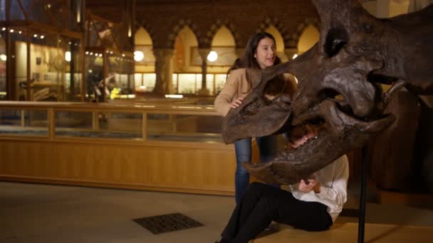 Mère Fils Dans Musée Histoire Naturelle Regardant Squelette Dinosaure — Video