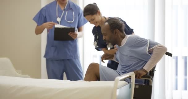 Trabalhadores Médicos Hospital Assistindo Homem Idoso Ajudando Cama — Vídeo de Stock
