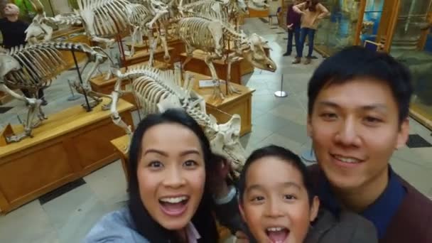 Ευτυχισμένη Οικογένεια Διασκέδαση Στο Μουσείο Και Ίδιοι Εγγραφή Βίντεο — Αρχείο Βίντεο