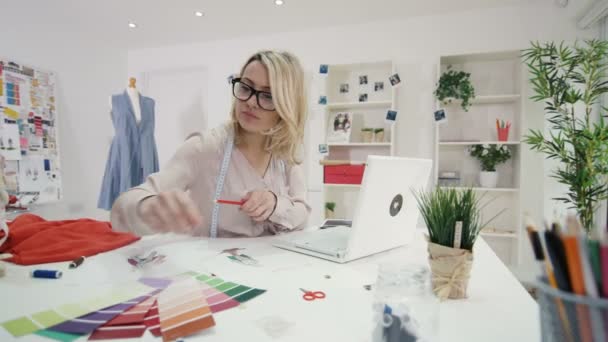 Fashion Designer Arbetar Vid Sitt Skrivbord Creative Studio — Stockvideo