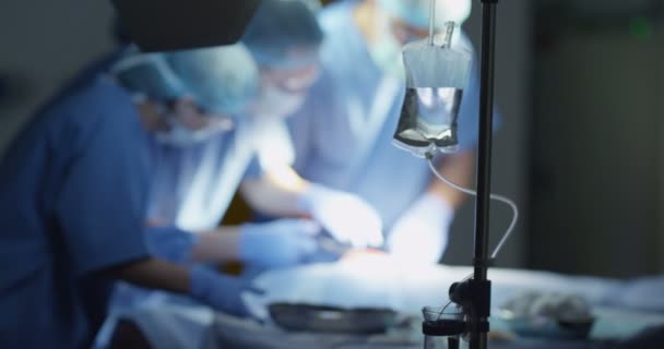Team Van Chirurgen Operationele Theater Bewerking Een Patiënt — Stockvideo