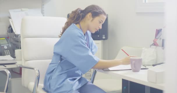 Retrato Del Médico Sonriente Sentado Consultorio Escribiendo Las Notas Del — Vídeos de Stock