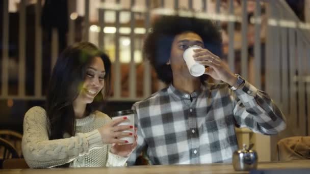 Glückliches Junges Paar Plaudert Und Trinkt Städtischen Café — Stockvideo