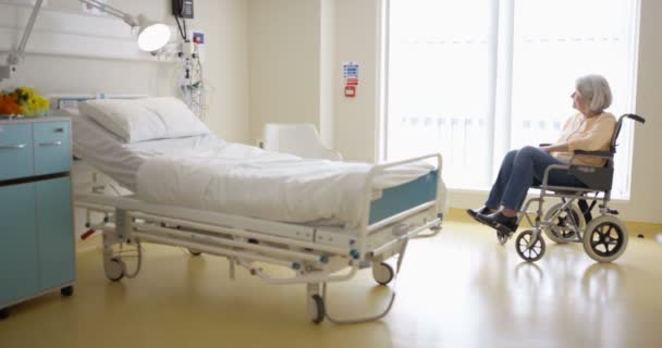 Senior Dame Dans Chambre Hôpital Donnant Assistance Par Travailleur Médical — Video