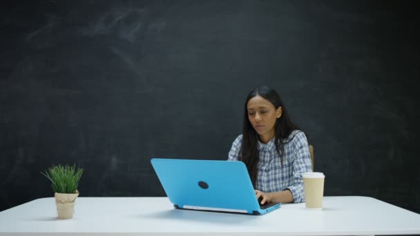 Kvinna Som Arbetar Laptop Söker Inspiration Med Svarta Tavlan Bakgrunden — Stockvideo