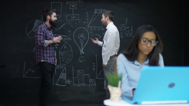 Grupo Empresarial Joven Emprendedor Que Trabaja Hace Una Lluvia Ideas — Vídeo de stock