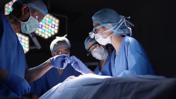 Team Chirurghi Sala Operatoria Che Eseguono Operazioni Paziente — Video Stock