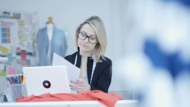 Naaister Het Werk Haar Atelier Werken Laptop Het Creëren Van — Stockvideo