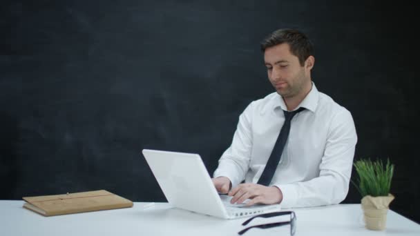 Porträt Eines Lächelnden Geschäftsmannes Mit Laptop Und Leerer Tafel Auf — Stockvideo