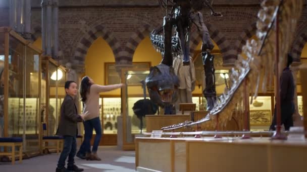 Симпатичный Мальчик Музее Позирует Сделать Селфи Рядом Выставкой Динозавров — стоковое видео