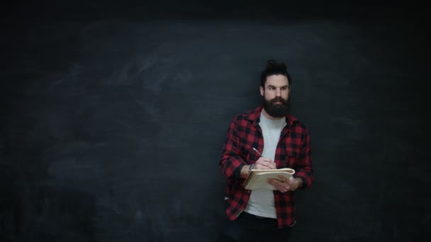 Denken Hipster Man Schrijven Notitieblok Schoolbord Achtergrond — Stockvideo