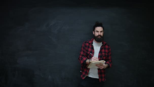 Pensamiento Hipster Hombre Escribir Cuaderno Fondo Pizarra — Vídeos de Stock