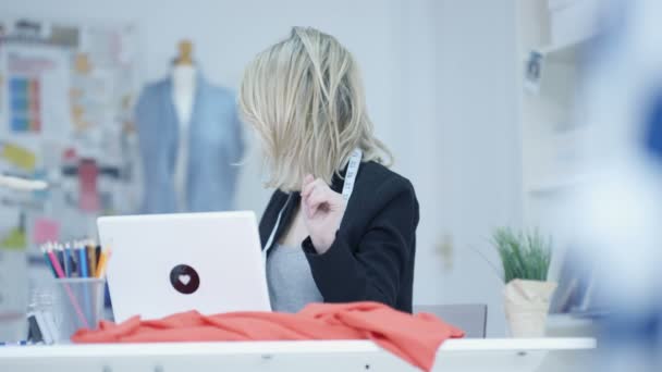 Naaister Het Werk Haar Atelier Werken Laptop Het Creëren Van — Stockvideo