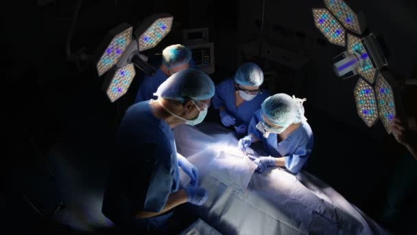 Visão Alto Ângulo Equipe Cirurgiões Operando Paciente Teatro — Vídeo de Stock